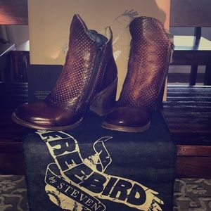 Selling some gorgeous red/brown free-bird booties.